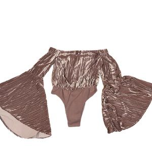 Olivaceous Crushed Velvet Bell Sleeve Bodysuit
Off the shoulder